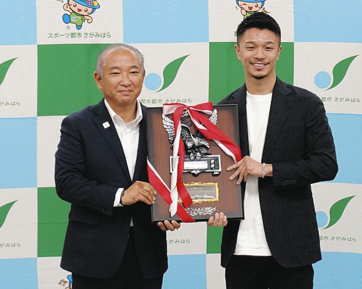 中谷潤人、相模原市役所で王座統一を報告 次戦、防衛戦かスーパー