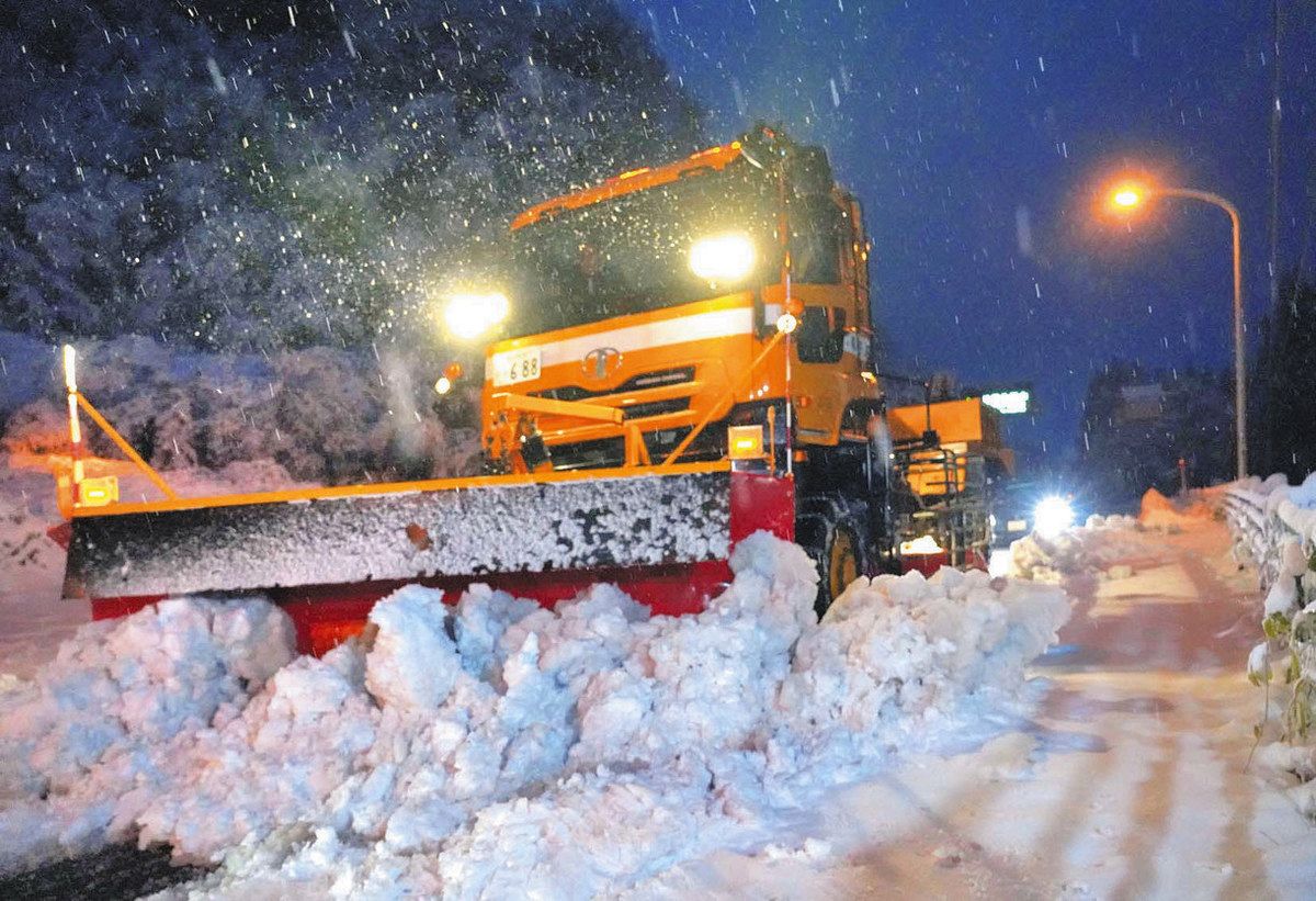 除雪車、過去10年で最も早い初出動 勝山・国道157号：中日新聞Web