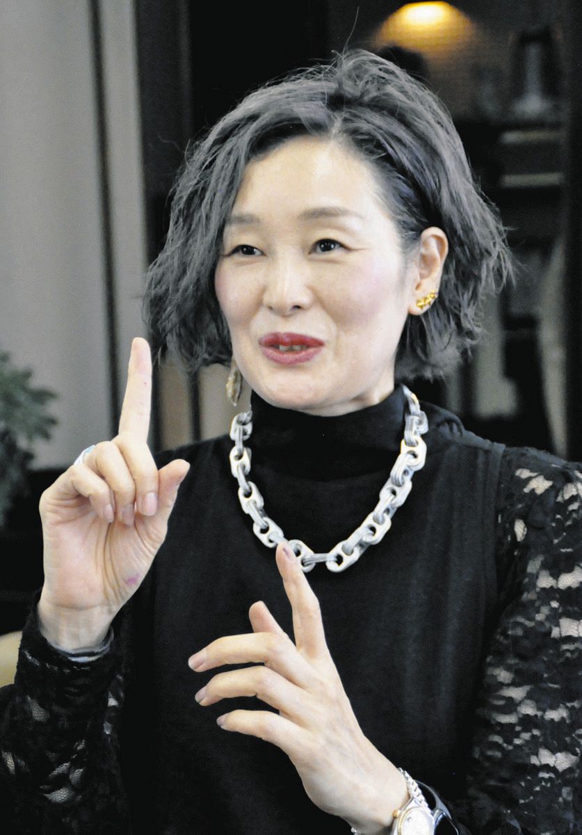 「大人の女性がときめく話を書きたかった」と話す宮崎さん＝中津川市で