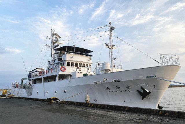 三谷水産高の実習船「愛知丸」。海洋漁業コースではカツオ一本釣りなどに取り組むが、漁師になる卒業生は多くない＝蒲郡市で