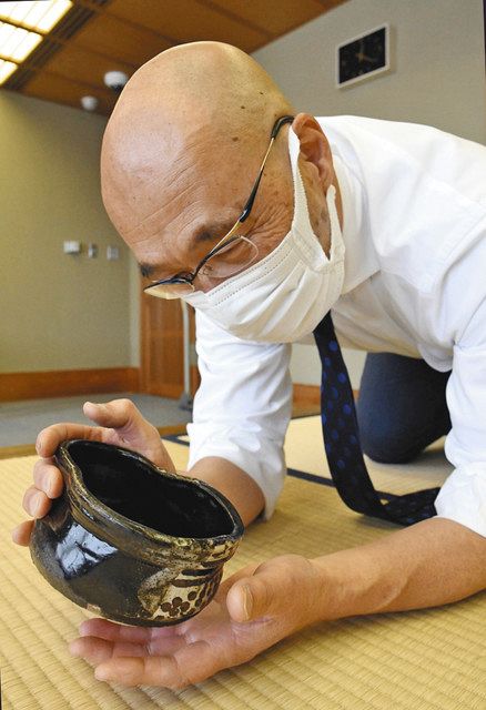 17世紀の黒織部 手で見る 美濃焼ミュージアムで特別鑑賞 中日新聞web 17世紀の黒織部 手で見る 美濃焼ミュージアムで特別鑑賞 中日新聞web