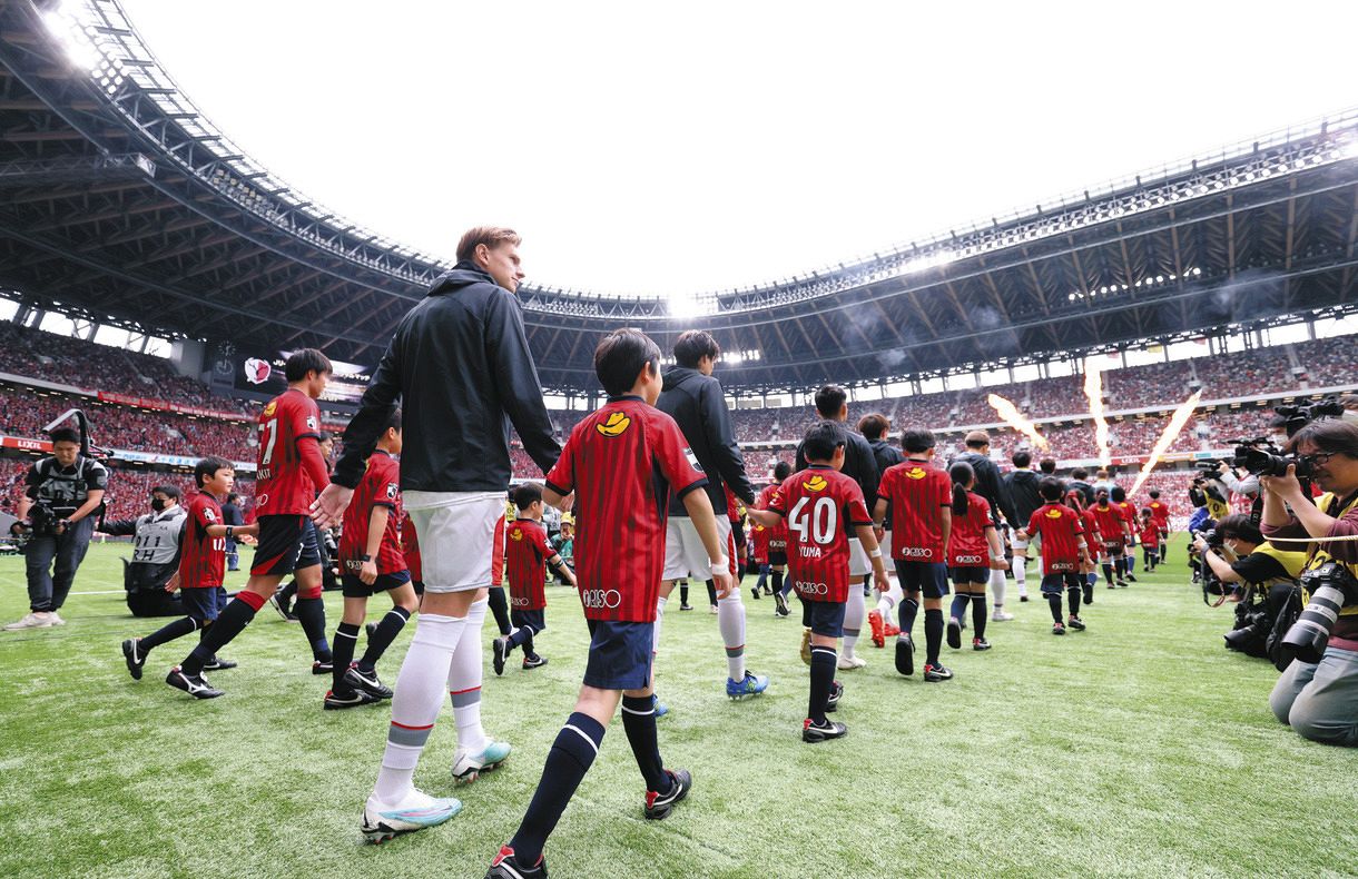 Jリーグ30周年を記念するスペシャルマッチに臨む名古屋（手前）と鹿島の選手たち