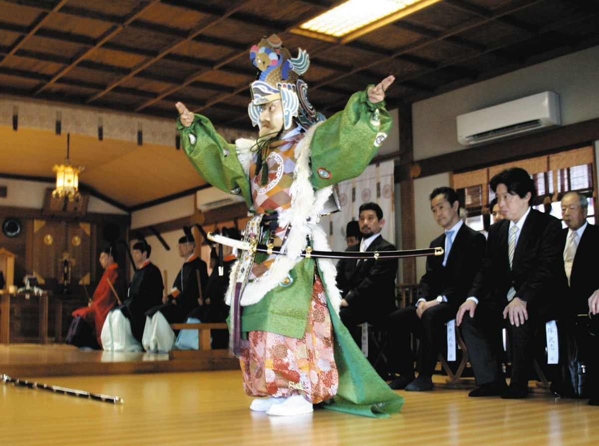 例祭で奉納された高麗楽「貴徳」＝津市藤方の結城神社で
