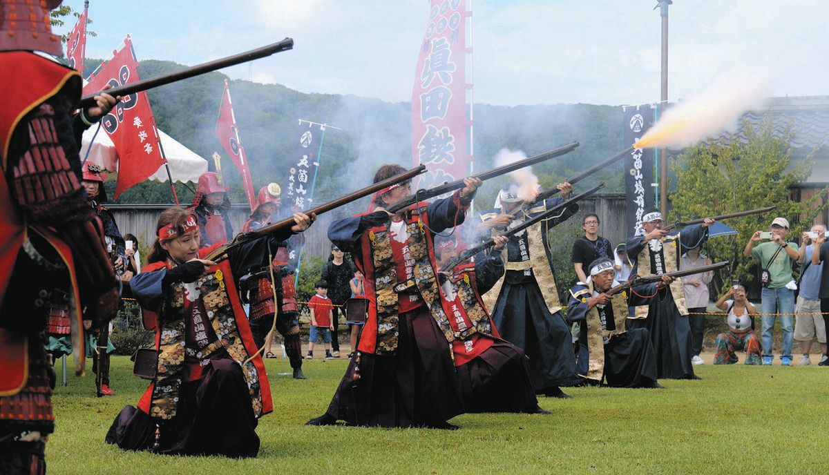 鉄砲隊 一斉射撃よーい 湯涌江戸村で「演武」：北陸中日新聞Web
