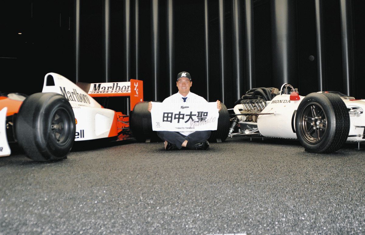 ◇ドラフト7位の田中大聖、セナも乗った”名車”？ F1マシンの前で笑顔