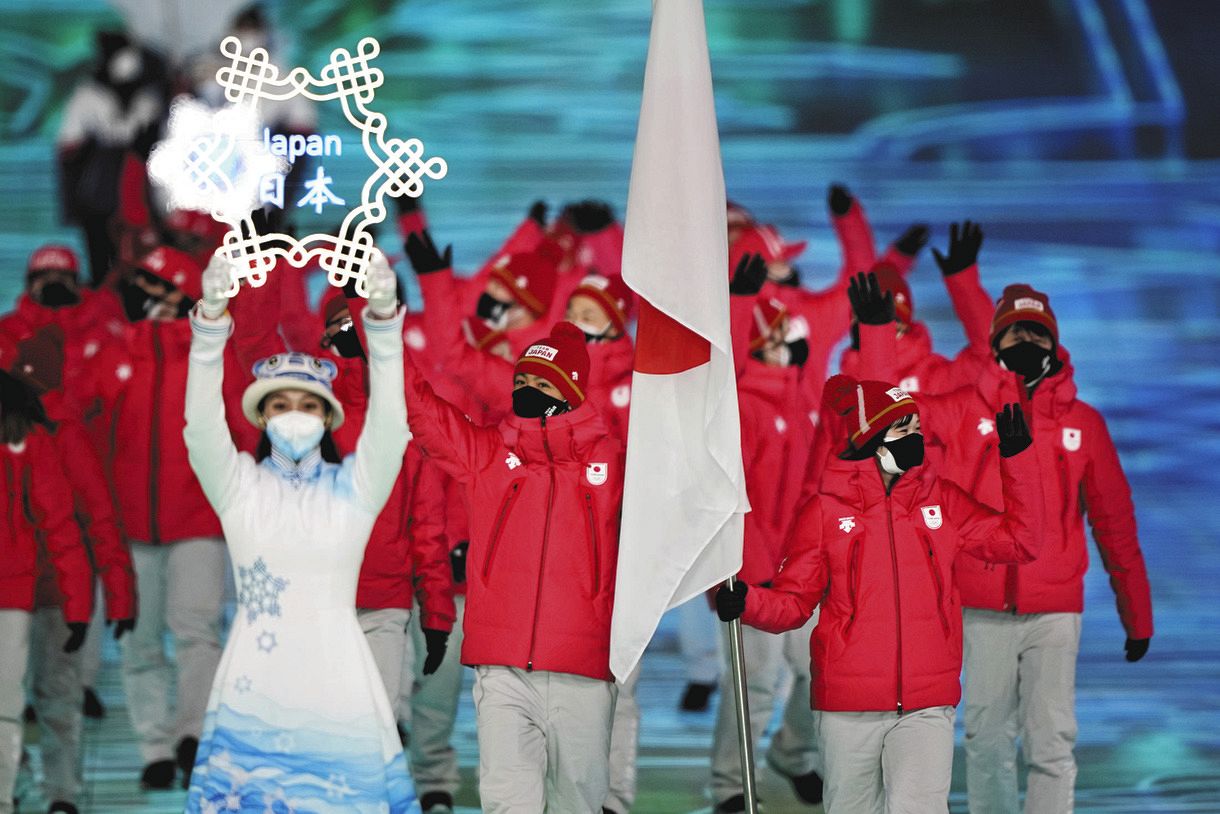 プラカードを持った『雪の妖精』を先頭に、入場する日本選手団（ＡＰ）