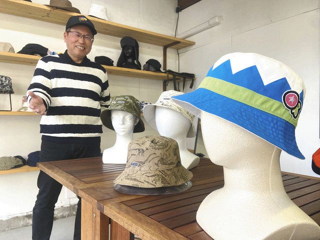 ゆきママがかぶる帽子を模した帽子（手前右）や恐竜柄など、新商品の帽子４種を作った田中茂さん＝白山市中ノ郷町で 