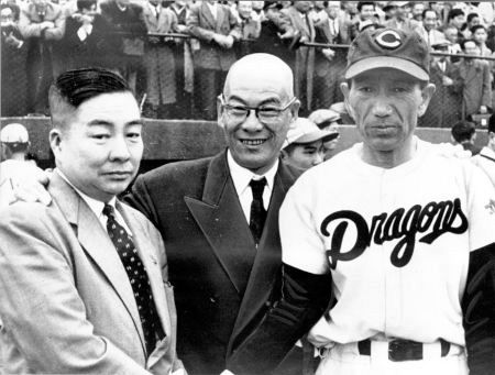 （左から）中日・中村三五郎代表、鈴木龍二セ・リーグ会長、中日・天知俊一監督