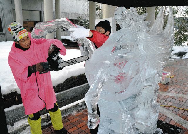 氷の彫刻、幻想的に 高山でイベント始まる：中日新聞Web