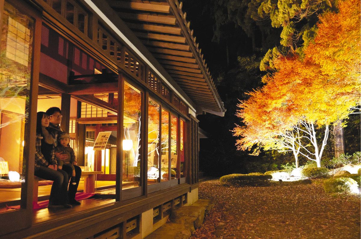 ナイトミュージアム 幻想的 若狭国吉城歴史資料館で開催 見頃の紅葉