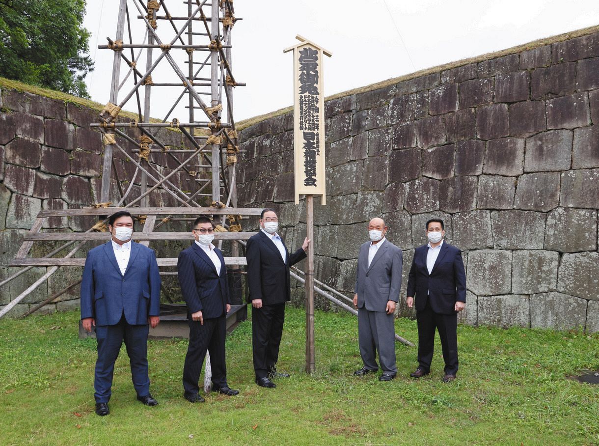 大相撲名古屋場所を前に立てられた御免札。左から３人目は担当部長の出羽海親方