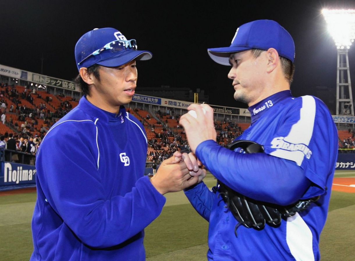 伝説の『日本シリーズ完全リレー』山井大介コーチ、岩瀬仁紀さんを祝福