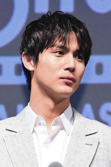 色気溢れすぎ」中川大志、ティファニーイベントで黒のスーツ着こなす姿