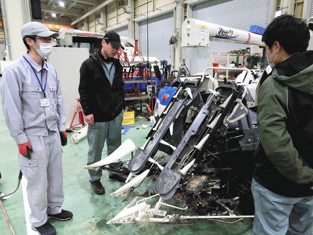 農業機械の説明を受ける西田寛史さん（左）＝砺波市のＪＡとなみ野農機センターで 
