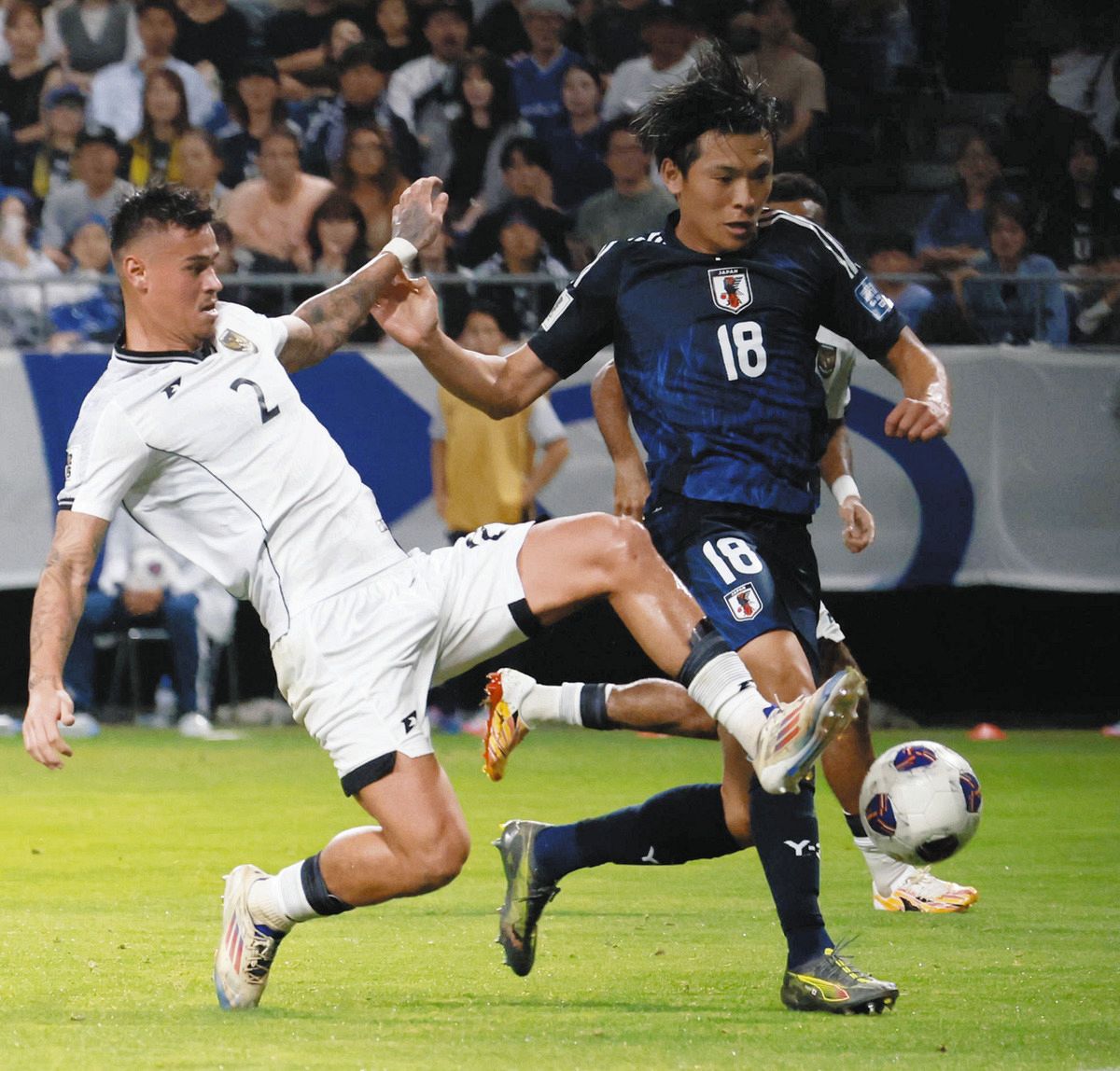 後半、５点目を決める町野（右）