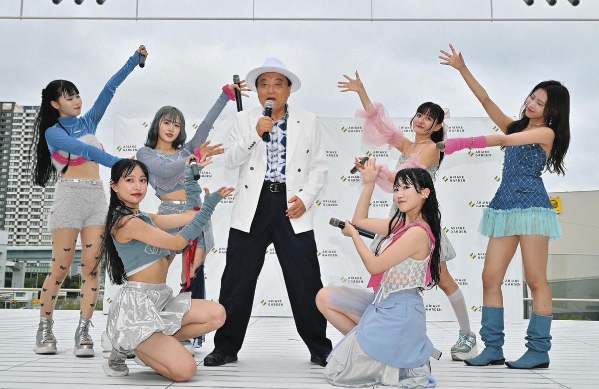 ◇河村たかし名古屋市長、女性6人組グループを“バックダンサー”に熱唱