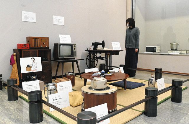 展示室の一画に再現された昭和の食卓＝白山市西新町で 