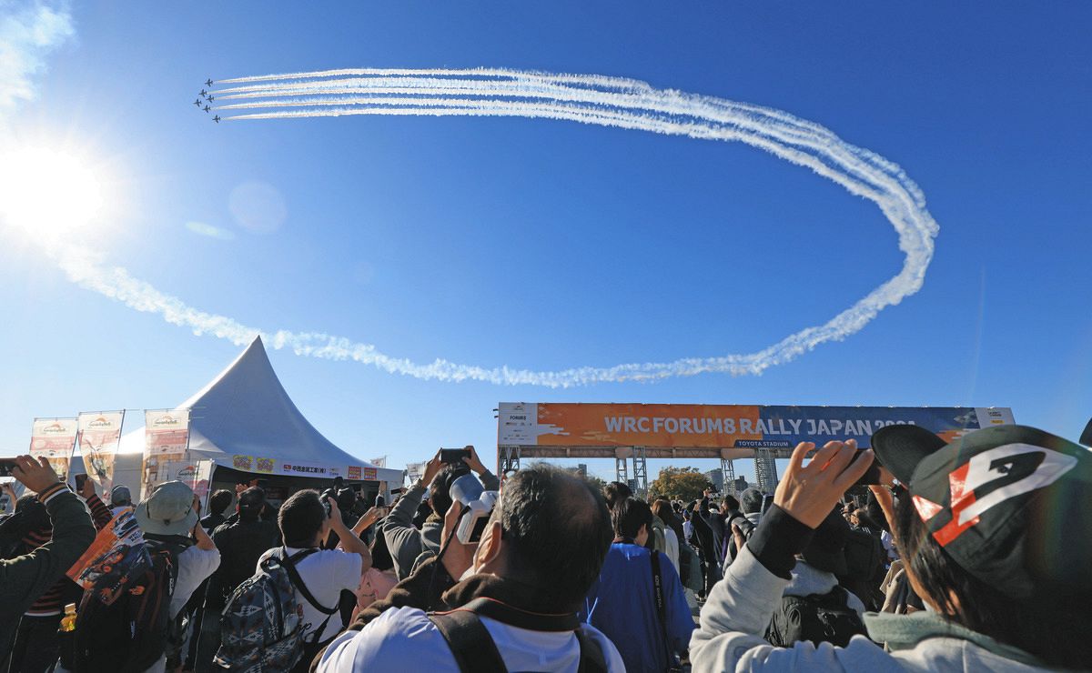 ラリージャパンに合わせ、愛知県豊田市上空で演技を披露するブルーインパルス