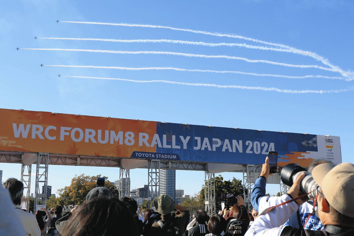 ラリージャパンに合わせ、愛知県豊田市上空で演技を披露するブルーインパルス