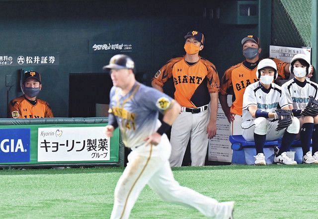 7回、ボーア（手前）が本塁打を放ち、打球の方向を見つめる巨人の（左から）原監督、相川コーチ、阿部ヘッド代行