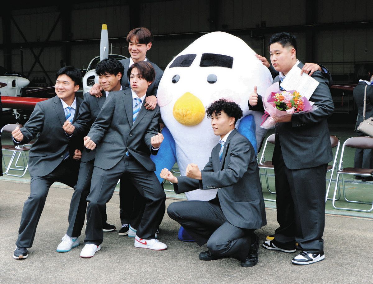 ヘリ「まなづる」が入学式に花添える 中日本航空専門学校：中日新聞Web