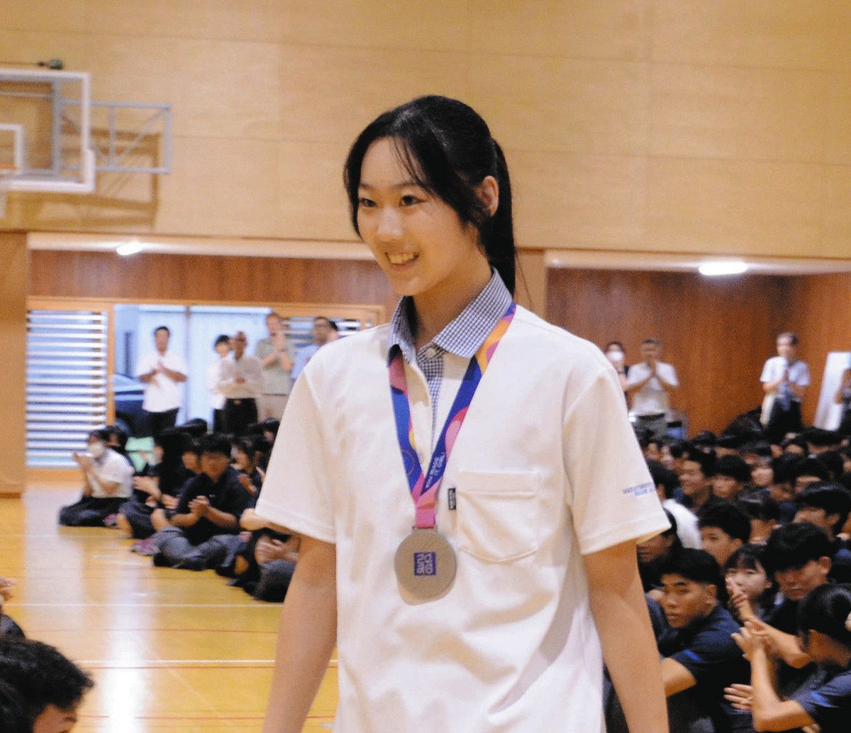 新体操日本代表・花村選手、4カ月ぶり登校 松本国際高校で世界選手権の