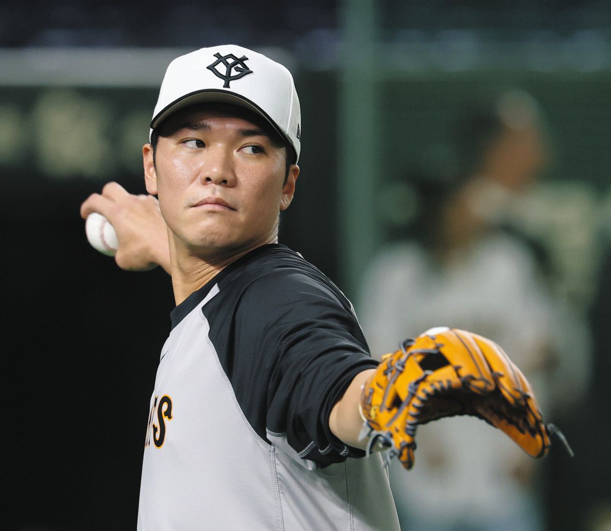 試合前、キャッチボールをする巨人・坂本