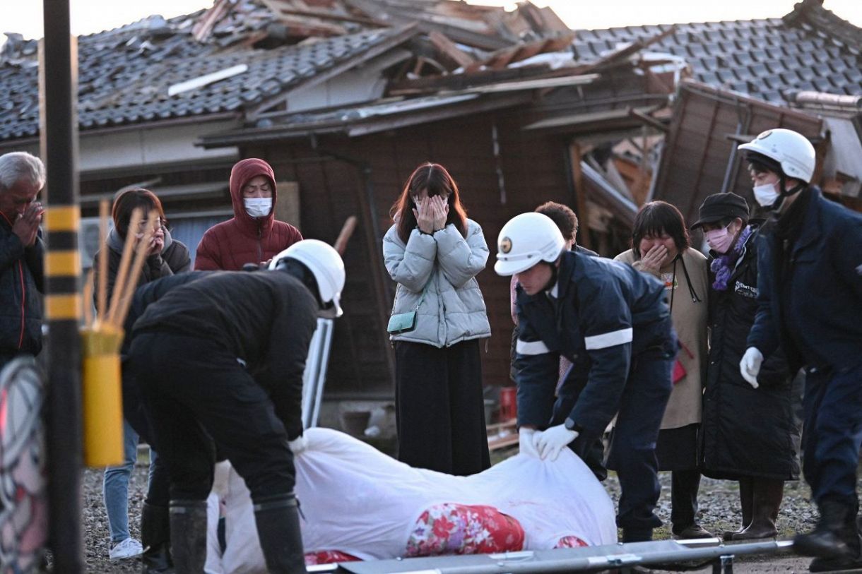 広田咲子さんと夫の均さんが倒壊した住居から遺体で見つかり、涙する遺族ら＝石川県珠洲市で