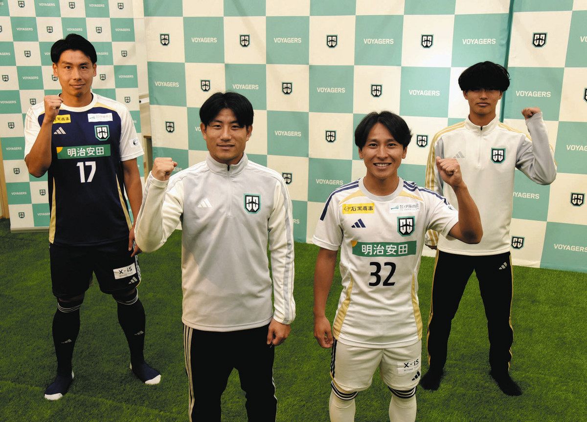 クラブハウスのオープンに向けて準備するボイジャーズの選手ら＝多治見市本町で