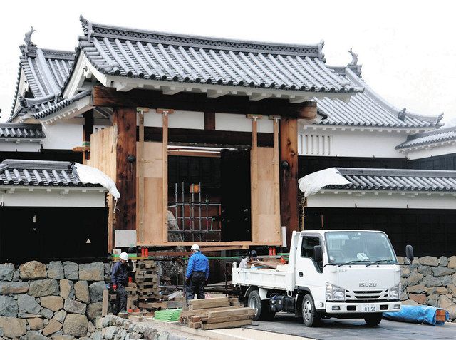 史上初？「太鼓門」持ち上げられる 松本城で耐震工事：中日新聞Web
