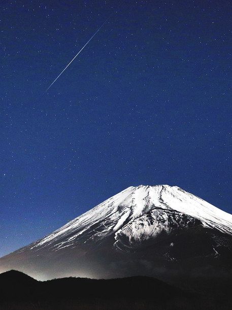 富士山の上空に一閃 ふたご座流星群：中日新聞しずおかWeb