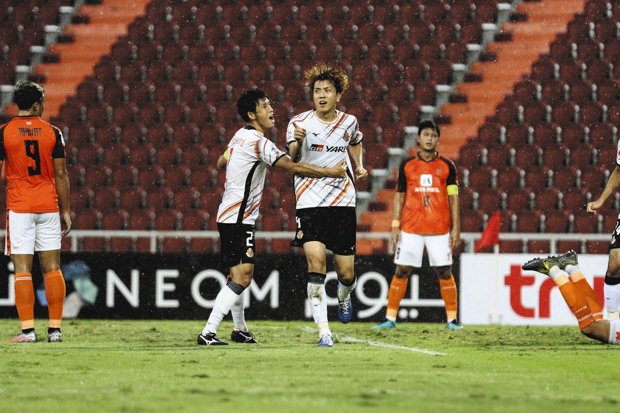 先制点を挙げて喜ぶ山崎（右）と米本（©2021　Asian　Football　Confederation）