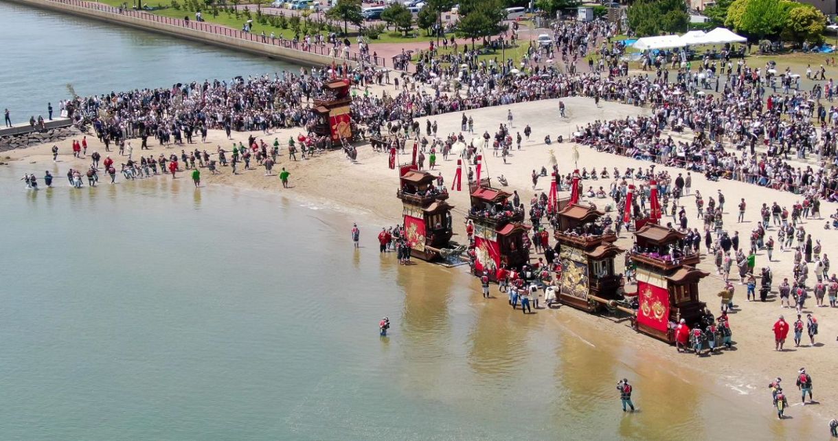 動画・写真特集】豪華な刺しゅう幕の山車、波打ち際を勇壮に 「亀崎