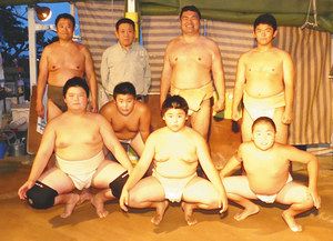 中学時代に通っていた津相撲クラブで子どもたちを指導した熊ケ谷親方（後列右から２人目）、現在も指導する椿本治夫さん（後列右から３人目）（岸本隆撮影）