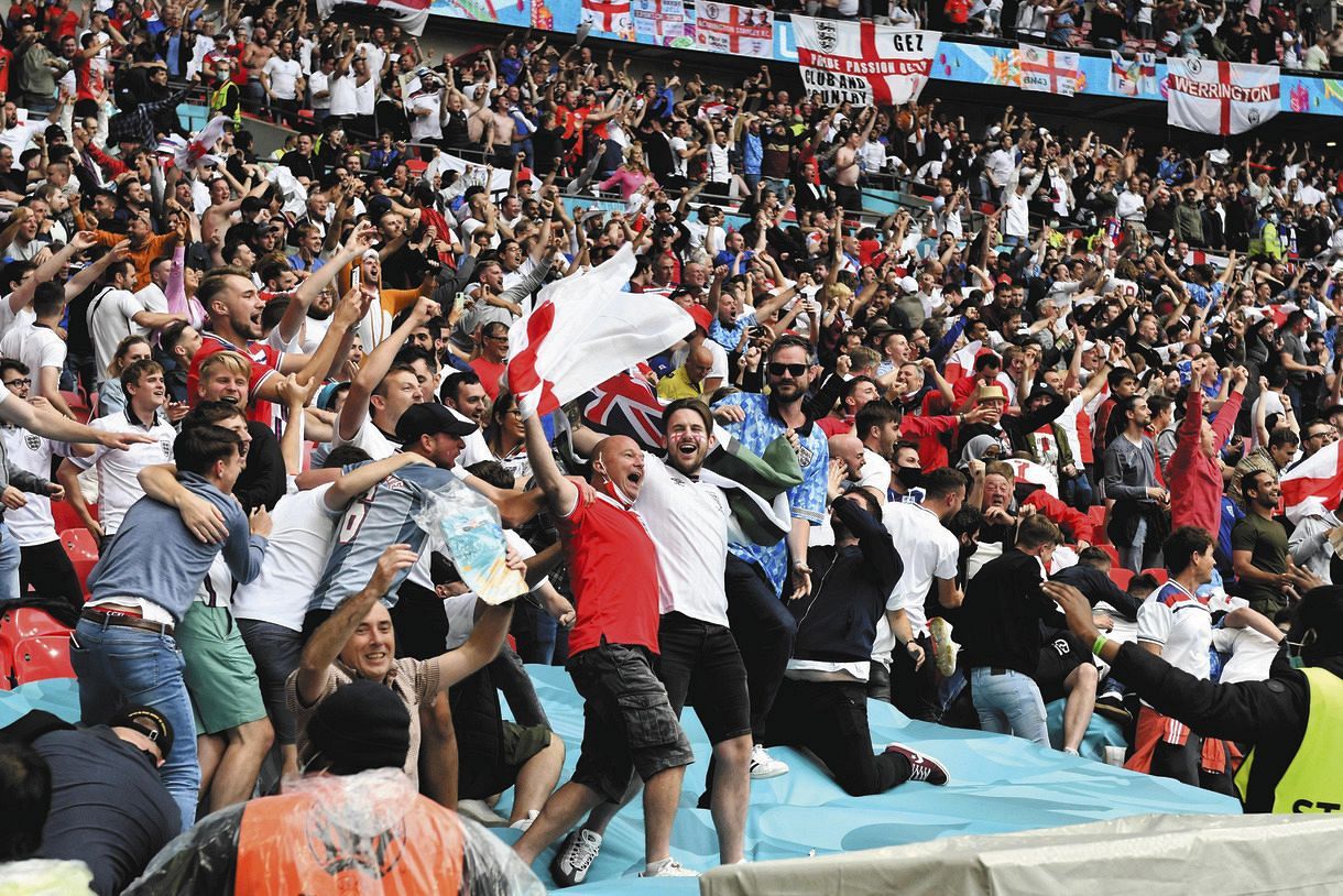 サッカー欧州選手権決勝、満員の観衆（AP）