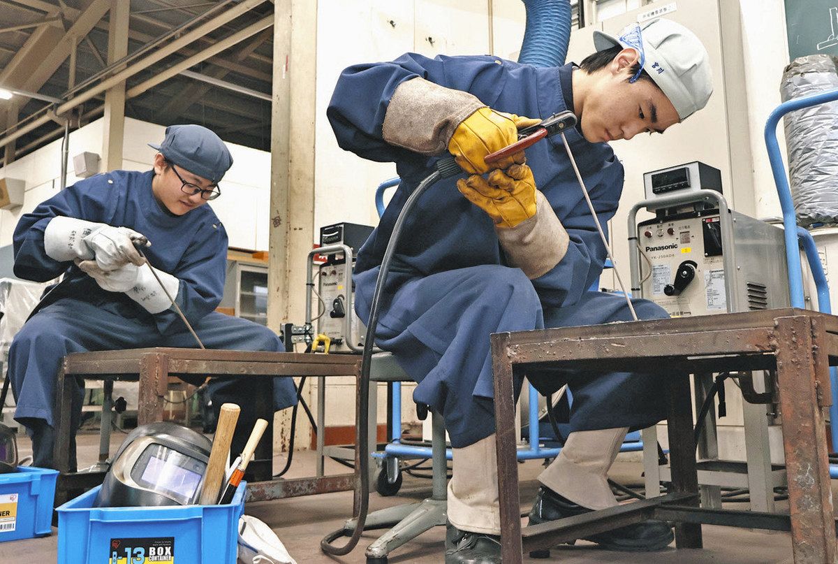 溶接技術 優勝へ腕磨く 科学技術3年 宮川さん、宮北さん ：日刊県民