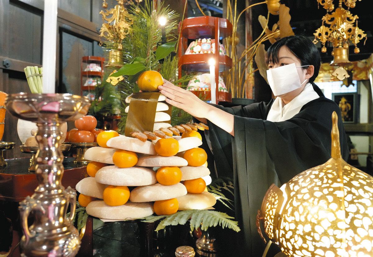 石山寺に仏塔形の鏡餅 ミカンや昆布、串柿で彩る伝統の形：中日新聞Web