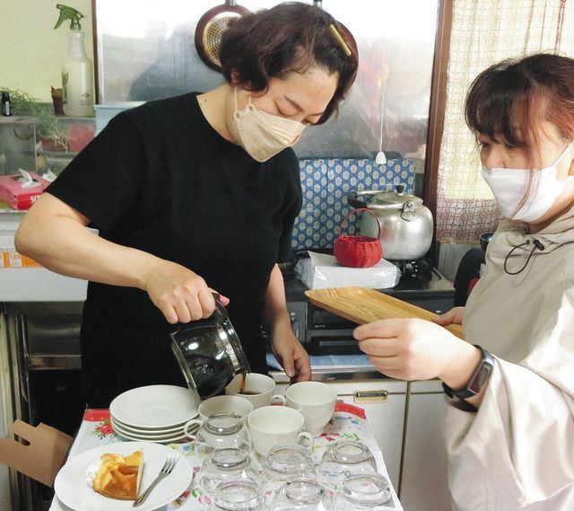 一日カフェを開いた前畑由香さん（左）＝宝達志水町のおばちゃんちで 