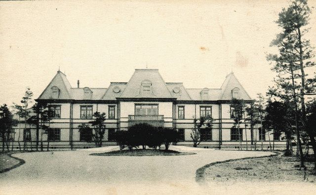 完成時の旧県会議事堂本館正面建物＝富山市郷土博物館提供