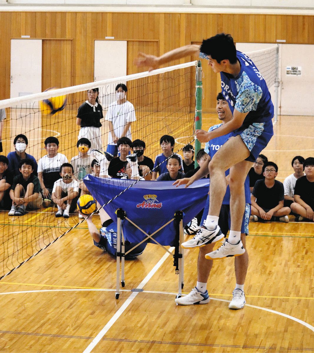 これがプロのアタックか！ 東レ選手が教室：中日新聞しずおかWeb