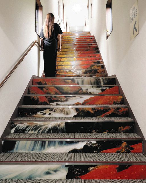紅葉や滝、階段アート楽しんで 池田の温泉施設、館内の施設を改装：中