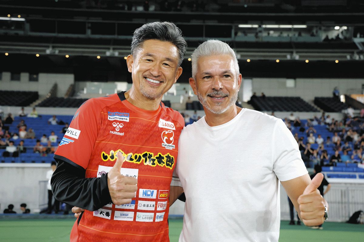 J3福島FW三浦知良、横浜M・コリカ監督と笑顔でハグ 21年前、シドニーFC