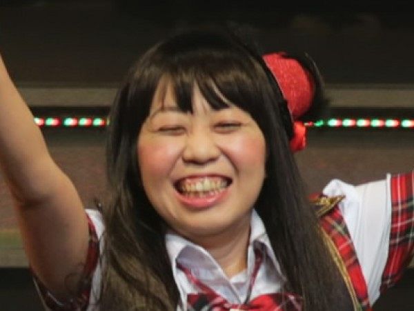 峯岸みなみのものまね芸人が結婚写真を 完全再現 し反響 クオリティ高え笑笑 衣装すごーい笑笑 中日スポーツ 東京中日スポーツ