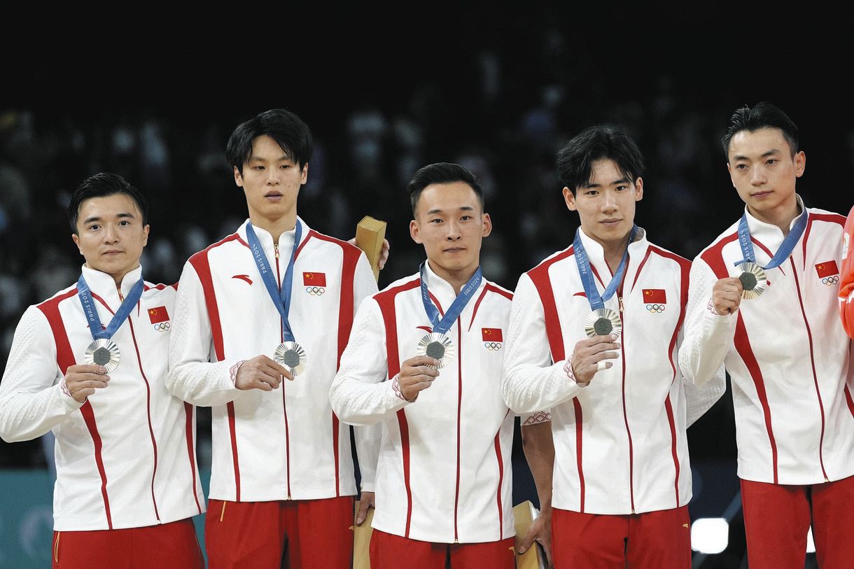 表彰式で表情が固いソ・イトク（AP、左から2人目）