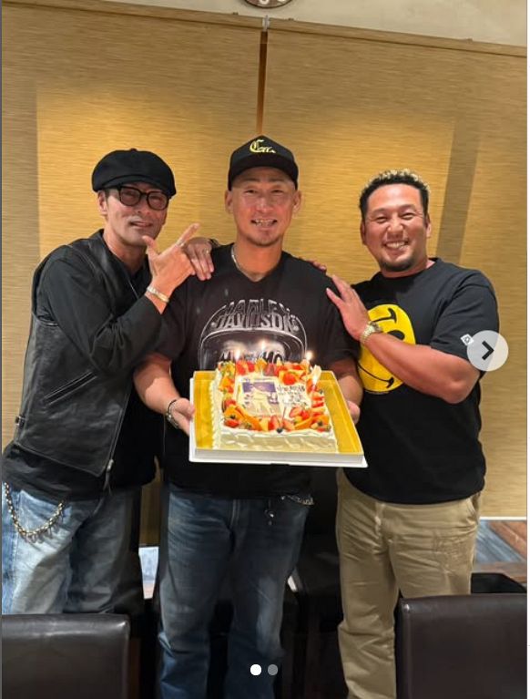 ◇中田翔さん、元木大介さん、中島宏之さんとスリーショット【写真