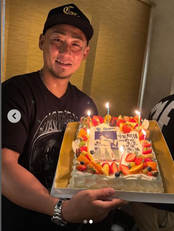 ◇中田翔さん、元木大介さん、中島宏之さんとスリーショット【写真