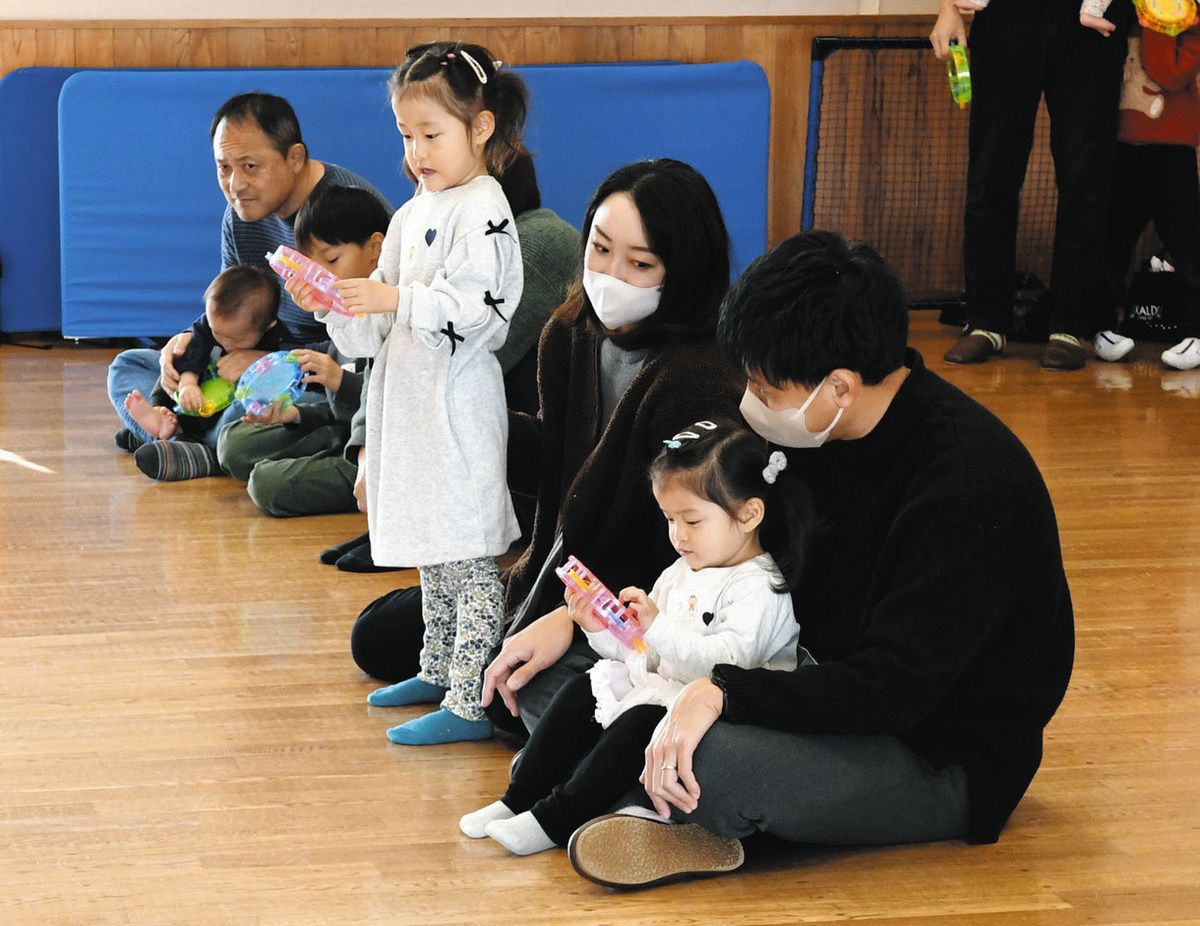 歌に合わせてタンバリンをたたく親子＝瑞穂市十九条で
