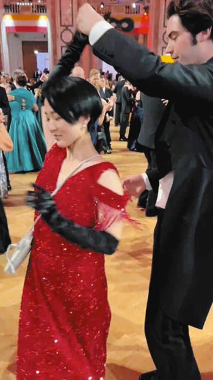 いよいよ宮殿で舞踏会デビュー、感想は…案ずるより「えいやっ」：中日