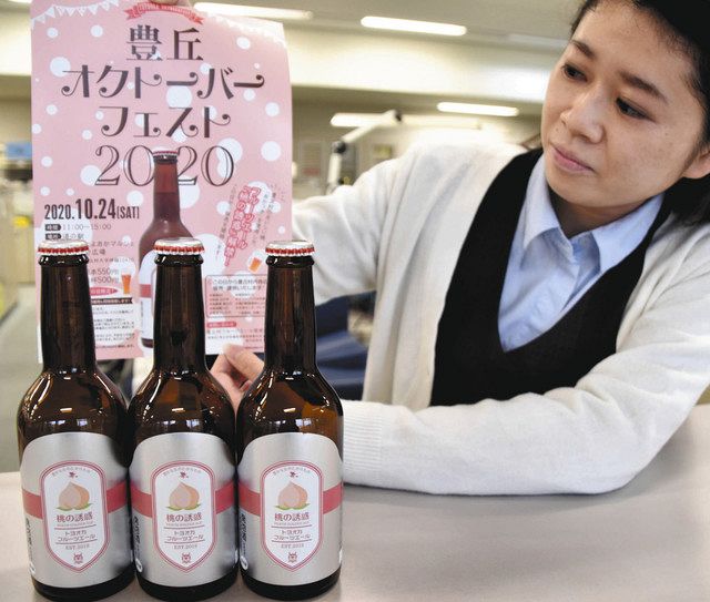 販売が始まる「桃の誘惑」をＰＲする村職員＝豊丘村役場で 