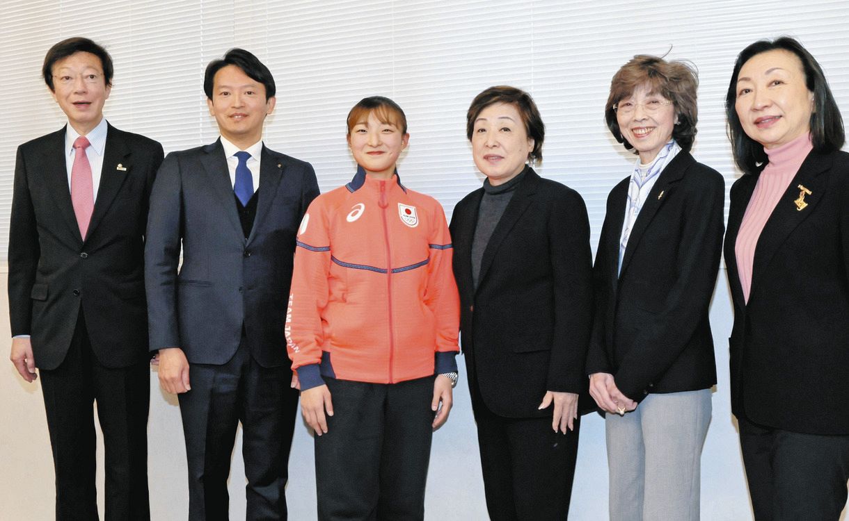 ◇坂本花織、頭をぶつけ苦笑い…斎藤元彦兵庫県知事らと記念撮影【写真